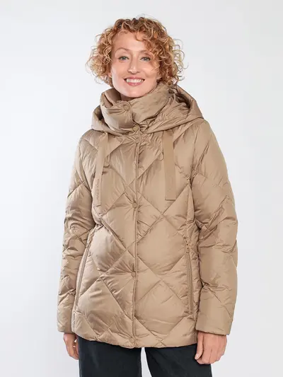 Пуховик стеганый песочного цвета на натуральном пуху с капюшоном